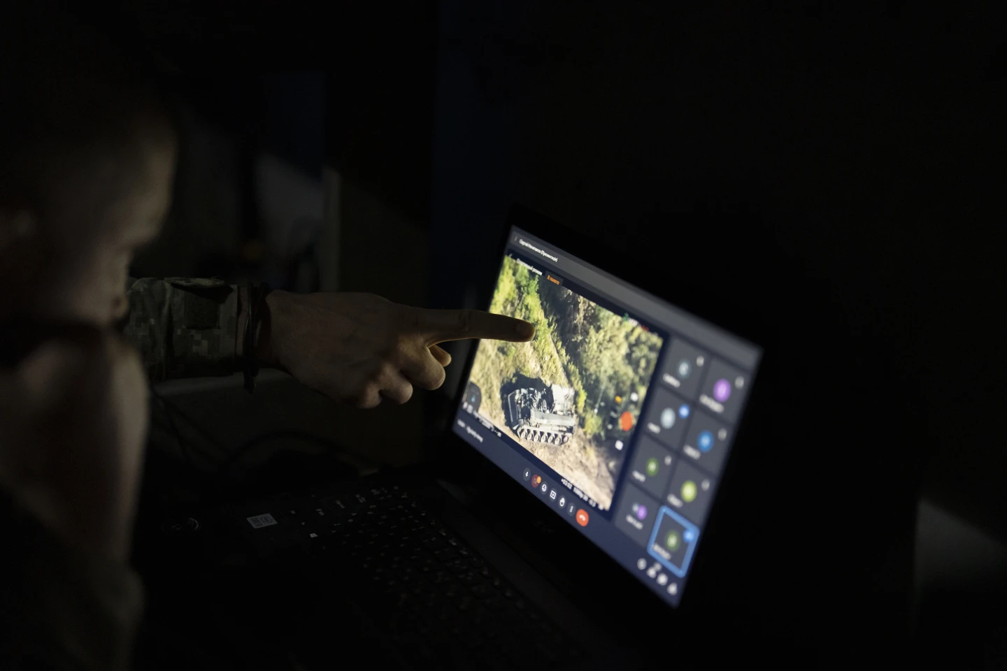 Український член елітного підрозділу безпілотників вказує на російський танк як на ціль під час атаки на околиці Кремміна, Україна, неділя, 20 серпня 2023 року